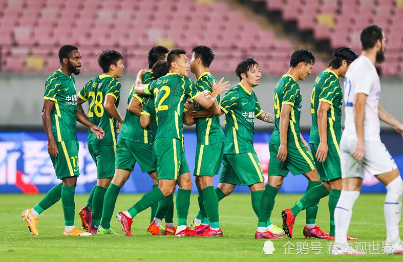 法国媒体TeamFootball报道，多支法国和德国球队有意引进兰斯的30岁进攻型中场伊东纯也。